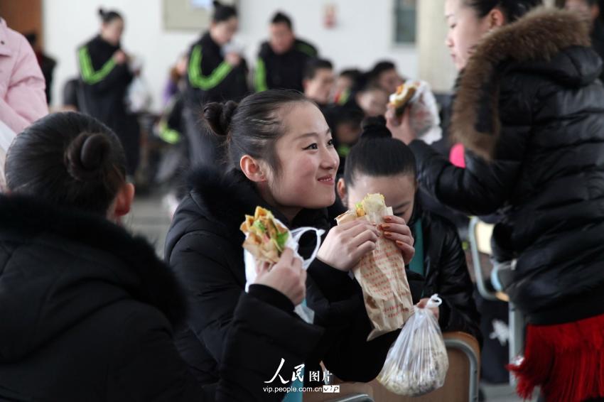 2014年2月17日，山東濱州，背著大包小包的藝考考生在濱州學院報名點候考。