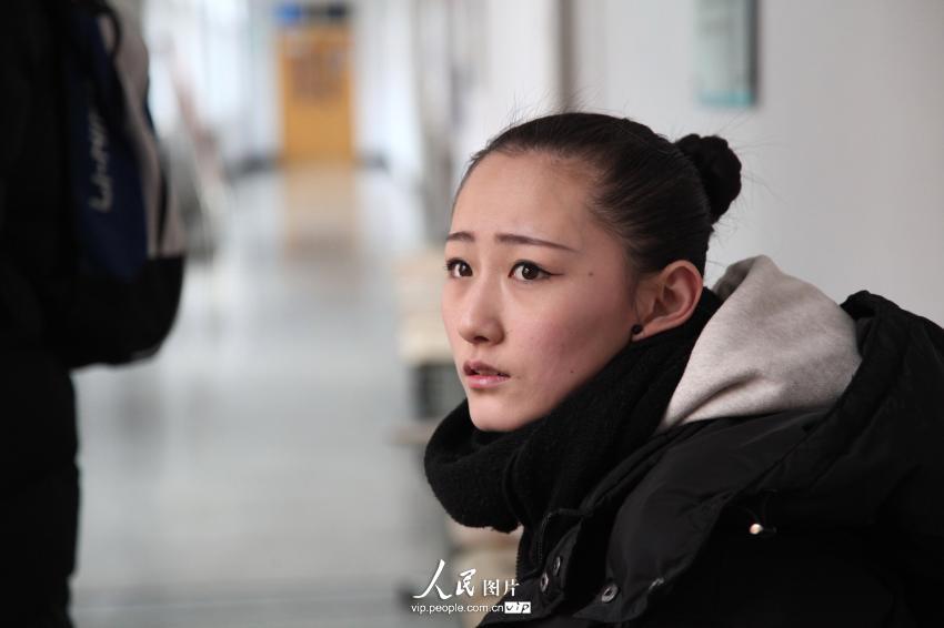 2014年2月17日，山東濱州，背著大包小包的藝考考生在濱州學(xué)院報(bào)名點(diǎn)候考。