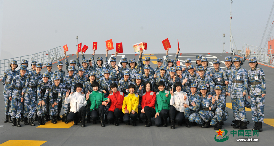 獲獎多多的三八紅旗手女艦員群體合影。本網(wǎng)通訊員 王松岐 攝