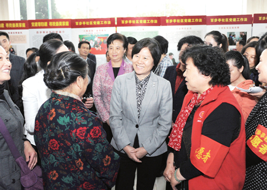 4月16日，沈躍躍在武漢市百步亭社區(qū)調(diào)研時，與社區(qū)志愿者親切交談。記者 楊睿 攝
