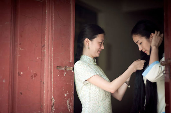 ?；ó厴I(yè)照顯民國(guó)范兒 復(fù)古長(zhǎng)裙麻花辮(圖)
