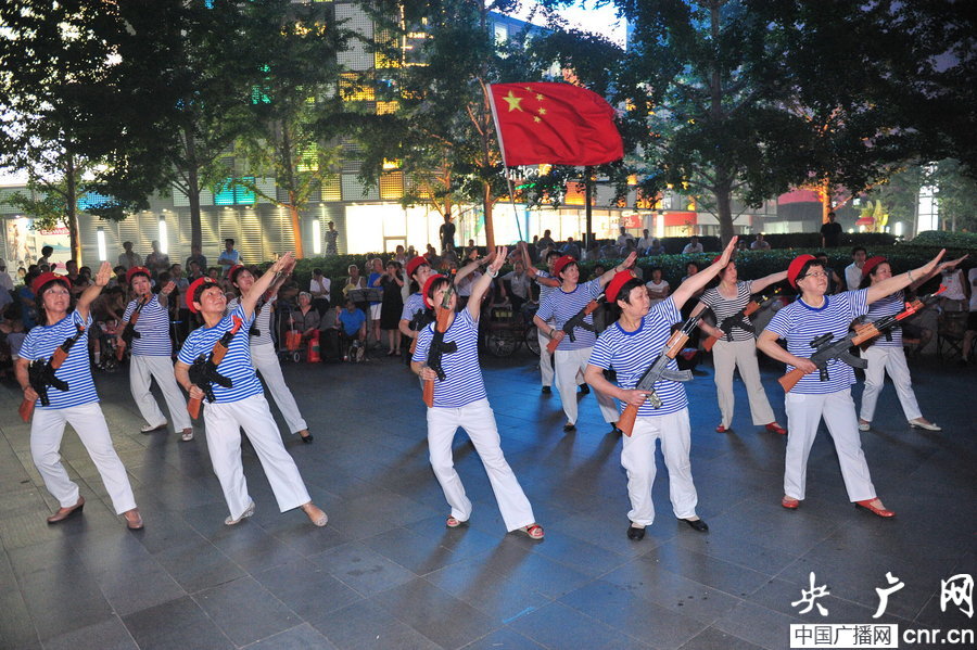 大媽跳廣場舞紀(jì)念“七七事變”