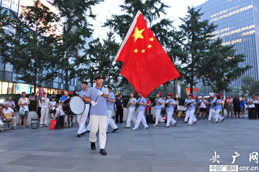 大媽跳廣場舞紀(jì)念“七七事變”