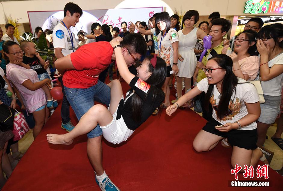 亮瞎！南京舉辦接吻大賽 情侶各顯“高招”