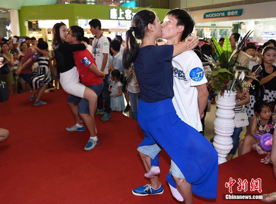 亮瞎！南京舉辦接吻大賽 情侶各顯“高招”