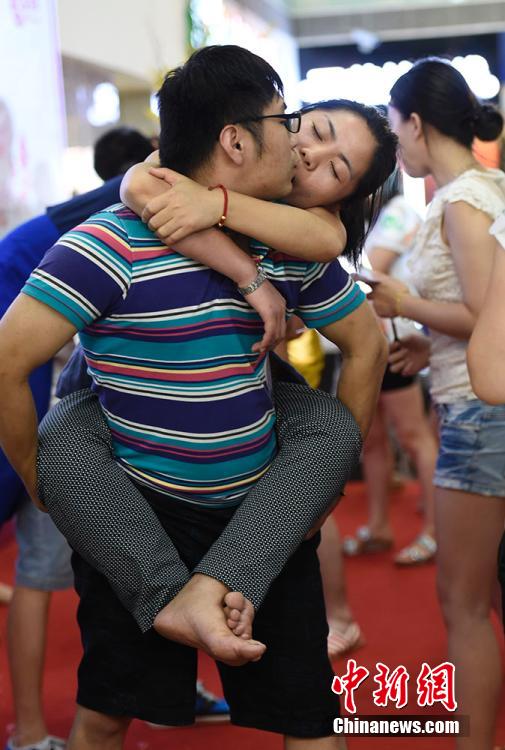 亮瞎！南京舉辦接吻大賽 情侶各顯“高招”