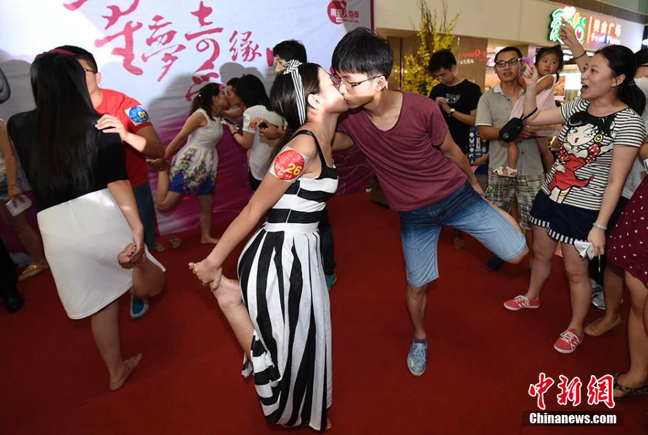 亮瞎！南京舉辦接吻大賽 情侶各顯“高招”