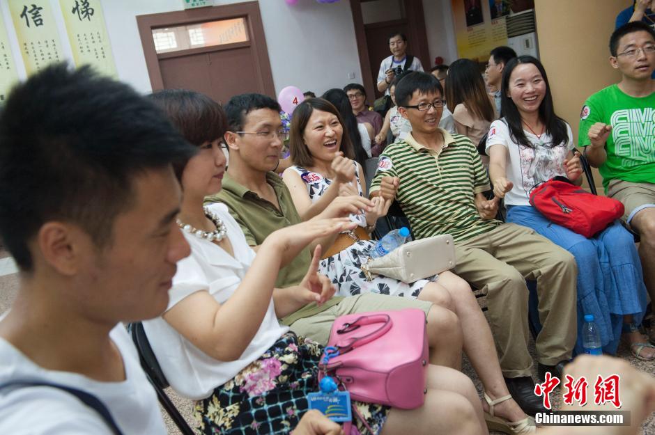 亮瞎！南京舉辦接吻大賽 情侶各顯“高招”