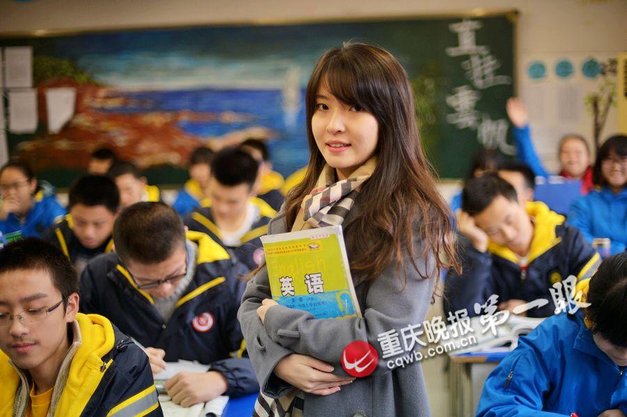 近日，這樣一條微博在網(wǎng)上流傳甚廣：“重慶八中有個最美英語老師，酷似周慧敏，北京林業(yè)大學(xué)畢業(yè)，愛自拍，愛唱歌，接地氣。在朋友圈發(fā)照片，秒回點(diǎn)贊者眾多，還有一些同學(xué)想對她說，大家都想回八中復(fù)讀了！”據(jù)了解，這位老師名叫范家璐，1992年出生，高中曾就讀于重慶八中。