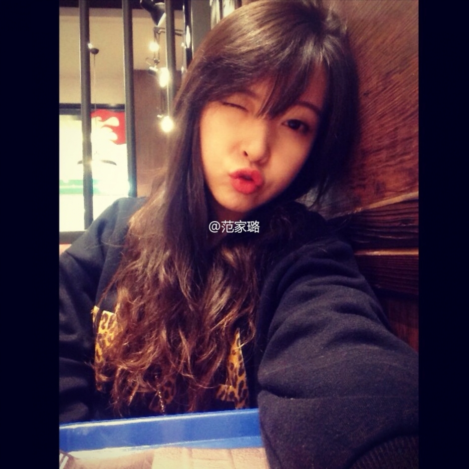 近日，這樣一條微博在網(wǎng)上流傳甚廣：“重慶八中有個(gè)最美英語(yǔ)老師，酷似周慧敏，北京林業(yè)大學(xué)畢業(yè)，愛(ài)自拍，愛(ài)唱歌，接地氣。在朋友圈發(fā)照片，秒回點(diǎn)贊者眾多，還有一些同學(xué)想對(duì)她說(shuō)，大家都想回八中復(fù)讀了！”據(jù)了解，這位老師名叫范家璐，1992年出生，高中曾就讀于重慶八中。