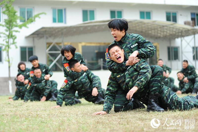 頂摔鎖喉展巾幗國風(fēng)采。（圖片由四川武警涼山支提供）