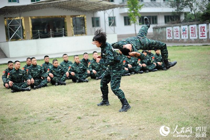 女子特警隊(duì)老兵在進(jìn)行擒敵訓(xùn)練。（圖片由四川武警涼山支提供）