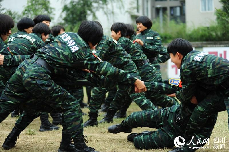即將退伍的女兵們，訓(xùn)練場(chǎng)上玩的很開心。（圖片由四川武警涼山支提供）