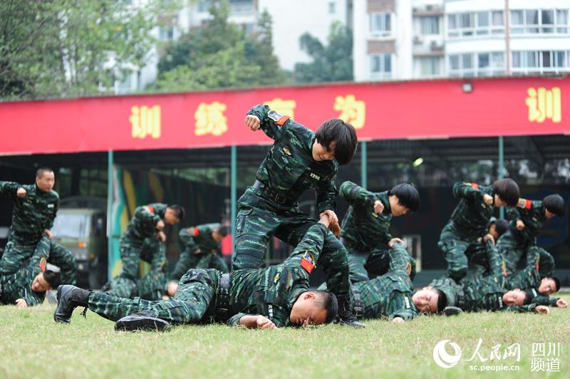 女子特種兵招招制敵。（圖片由四川武警涼山支提供）
