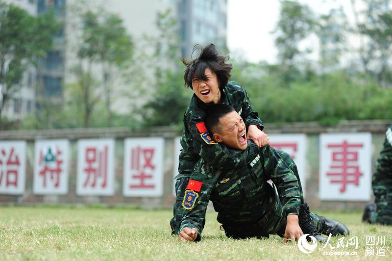 四川總隊(duì)女子特警隊(duì)老兵在進(jìn)行擒敵訓(xùn)練。（圖片由四川武警涼山支提供）