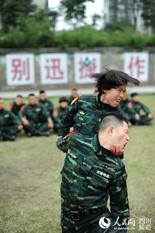 武警四川總隊(duì)女子特警隊(duì)老兵最后一次進(jìn)行擒敵訓(xùn)練。（圖片由四川武警涼山支提供）
