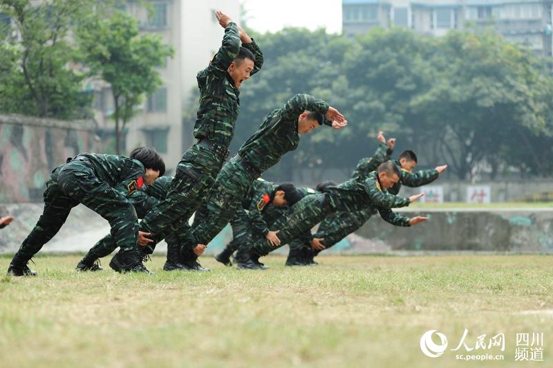 訓(xùn)練場(chǎng)上，與男兵一比高低。（圖片由四川武警涼山支提供）