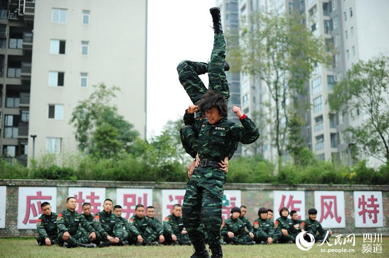 訓(xùn)練場(chǎng)上的警營女兵。（圖片由四川武警涼山支提供）