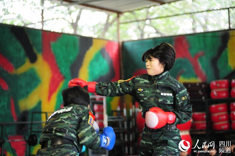對(duì)抗賽，打出不一樣的風(fēng)采。（圖片由四川武警涼山支提供）