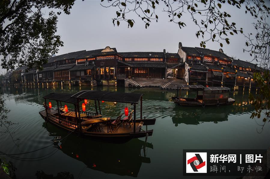 12月15日，烏鎮(zhèn)西柵呈現(xiàn)美麗的夜色。