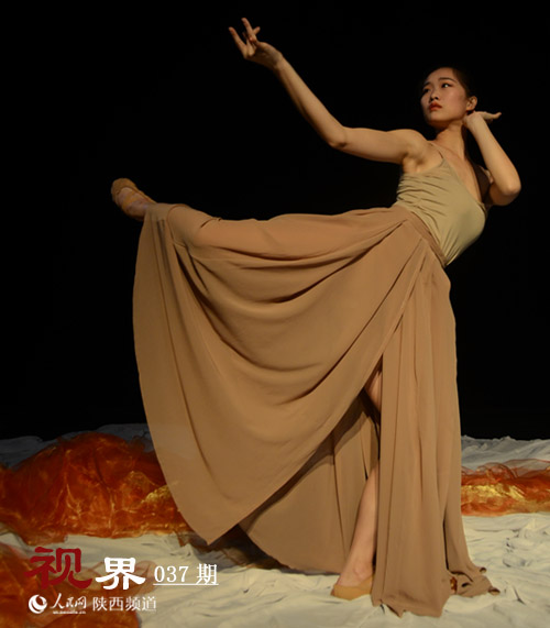 倩影曼妙，舞姿婀娜。舞者用律動、造型，賦予生命的原始躁動以節(jié)奏秩序，使之化為一種情調(diào)，可洞若觀火地呈現(xiàn)。