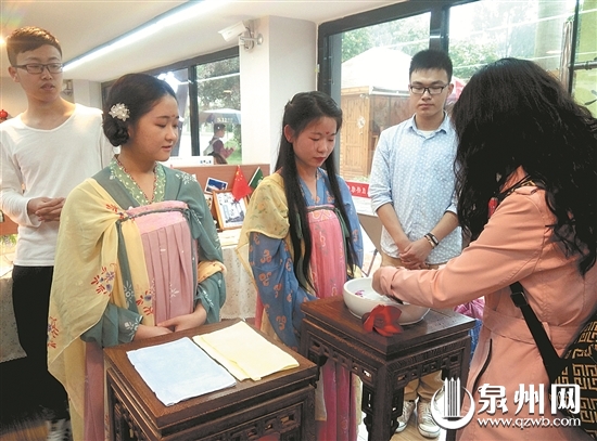 中國情人節(jié)!著漢服仿古禮 華大學子重現(xiàn)上巳節(jié)