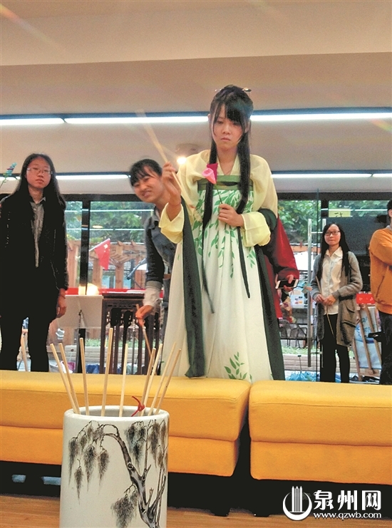 中國情人節(jié)!著漢服仿古禮 華大學子重現(xiàn)上巳節(jié)