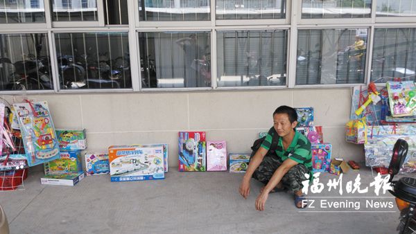 女兒患病男子擺“無(wú)人攤”籌錢　數(shù)十天分文不差