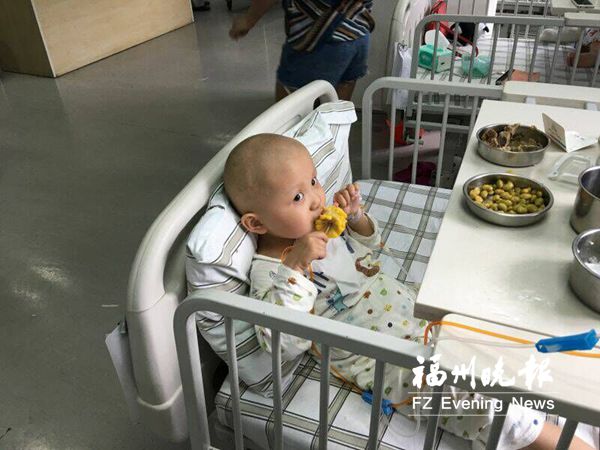 女兒患病男子擺“無(wú)人攤”籌錢　數(shù)十天分文不差