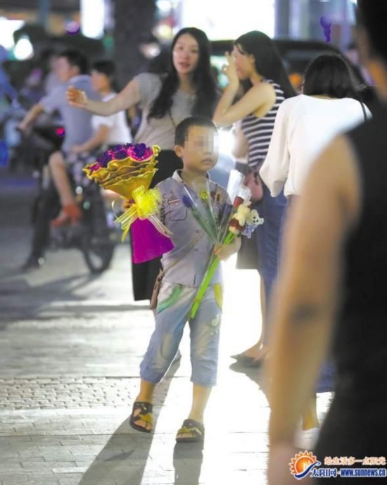 幼童商圈賣(mài)花凌晨四五點(diǎn)才回家 孩子最小三四歲
