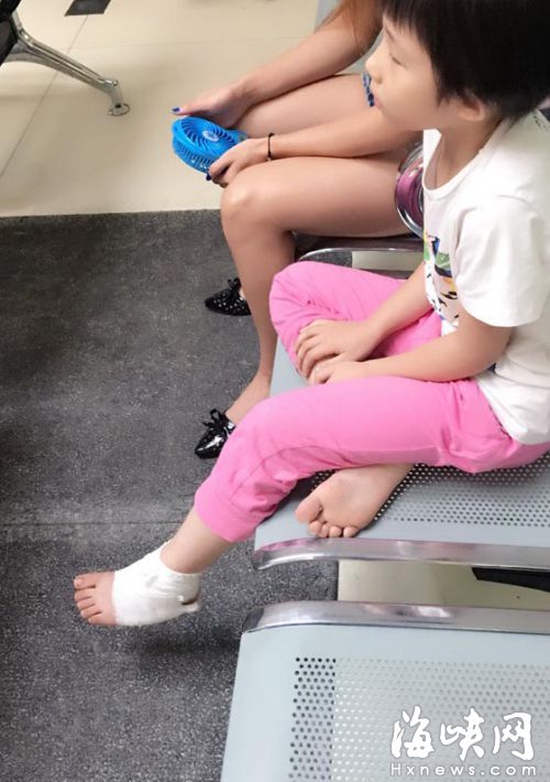  女孩至今還無法正常走路，需要人看護(hù)