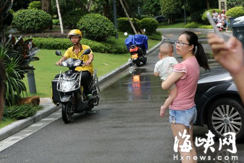 男童被撞身亡后，送外賣、快遞的電動(dòng)車昨仍頻頻進(jìn)入該小區(qū)