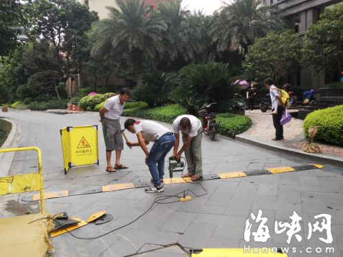 男童被撞亡后，該小區(qū)開始在通道上加裝減速帶