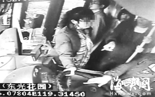 視頻監(jiān)控顯示，女乘客抓住公交車方向盤