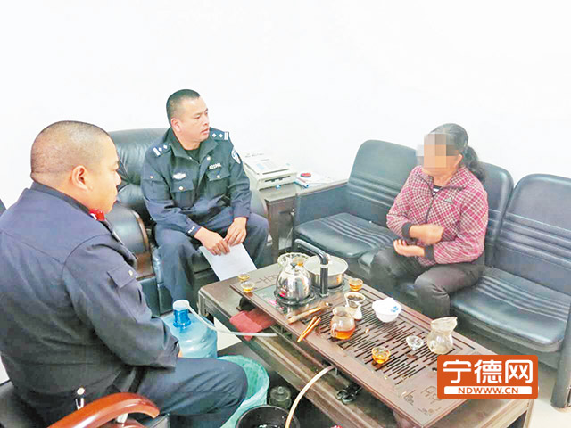 男孩的母親前來致謝。