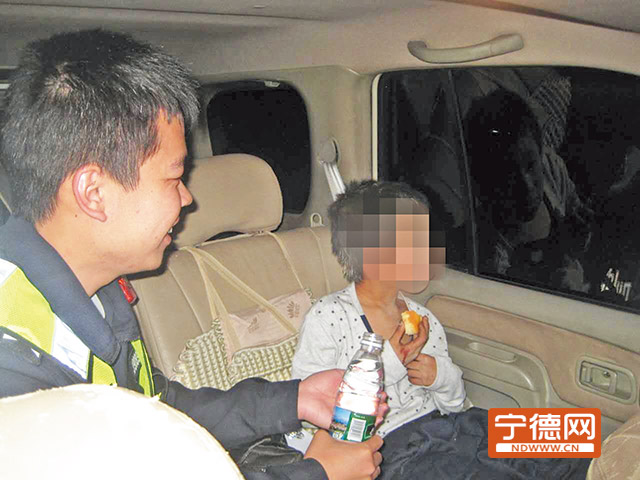 民警安撫男童。