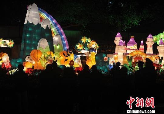 2月7日晚，福州市民在觀賞白雪公主和七個(gè)小矮人彩燈。　張斌　攝