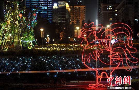 2月7日晚，福州溫泉公園里各種彩燈將公園裝扮的流光溢彩?！埍蟆z
