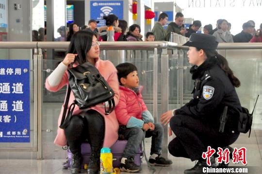 針對攜帶兒童獨(dú)自出行的女性乘客，公安民警開展出行安全知識宣傳。　吳正琪　攝