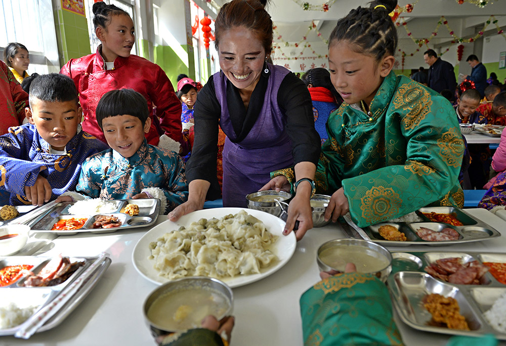2月27日,在西藏自治區(qū)兒童福利院,老師端上熱騰騰的水餃,歡慶藏歷新年。