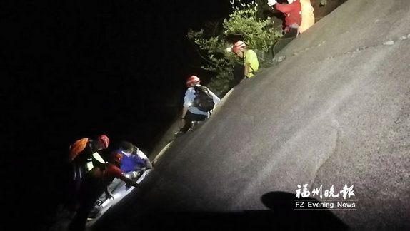 兩男子被困磨溪巖壁　母親節(jié)兩位媽媽攀絕壁救人